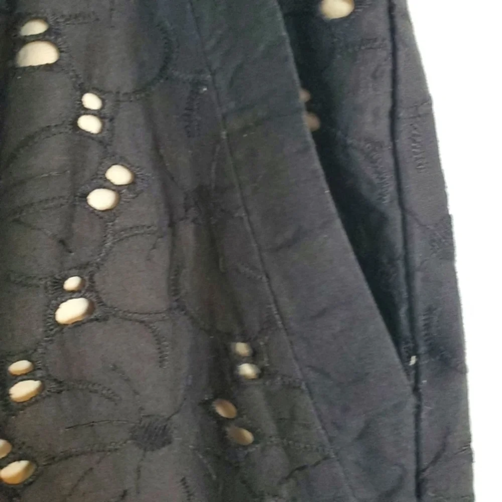Laundry by Shelli Segal black eyelet‎ skirt with pockets and floral detail